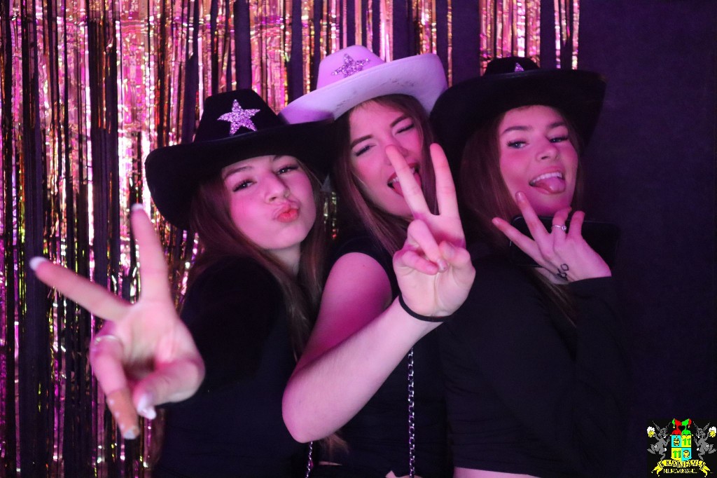 ../Images/Jeugd Opwarmbal Photobooth 350.jpg